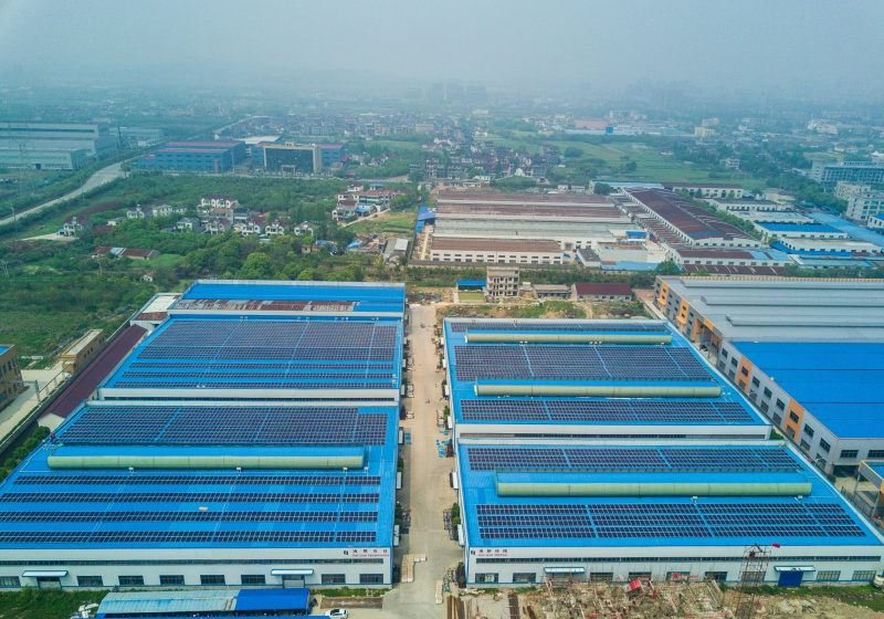 4月20日，空中俯瞰刚并网的长兴县海联纺织厂的屋顶光伏。该屋顶光伏电站设有光伏面板近7000块，装机容量达1800千瓦。