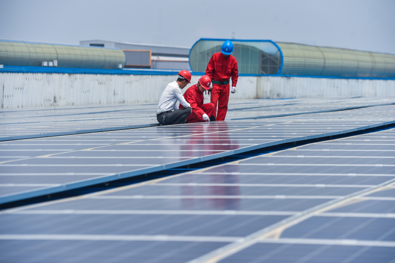 4月20日，工作人员对长兴县海联纺织厂的屋顶光伏发电设备运行情况进行检测，确保上网电能的质量符合并网标准。