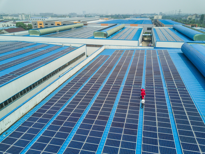 4月20日，工作人员对刚并网的长兴县海联纺织厂的屋顶光伏发电设备运行情况进行检测，确保上网电能的质量符合并网标准。