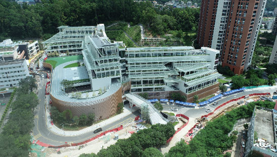 深圳罗湖未来学校项目获得美国绿色建筑leed金设计认证、REARD设计学问类·建筑荣誉奖（全球地产设计大奖）等国内外多个荣誉，是华润置地积极践行“双碳战略”的典范